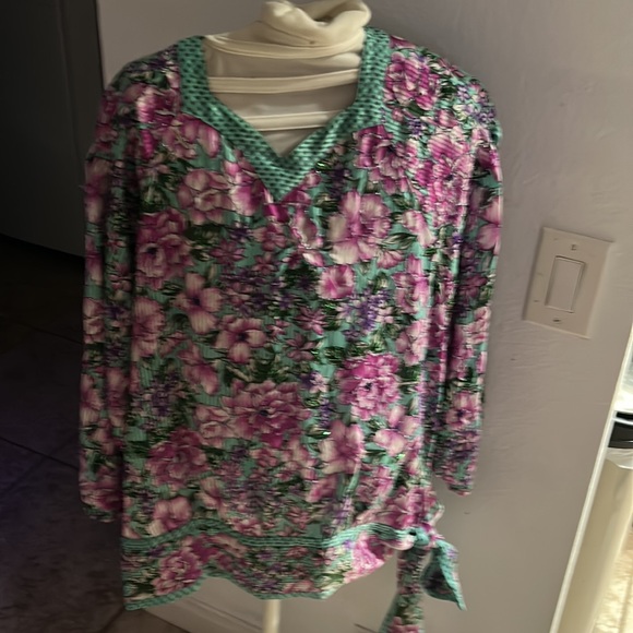 Floral Blouse with ties on the side - Picture 8 of 8